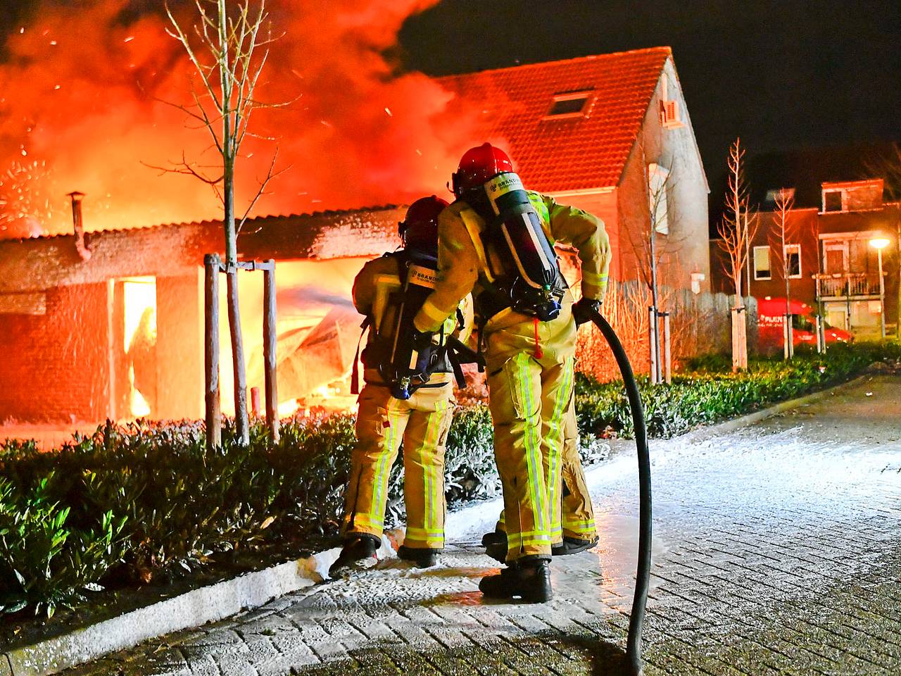 Uitslaande brand verwoest garagebox en auto in Dommelen