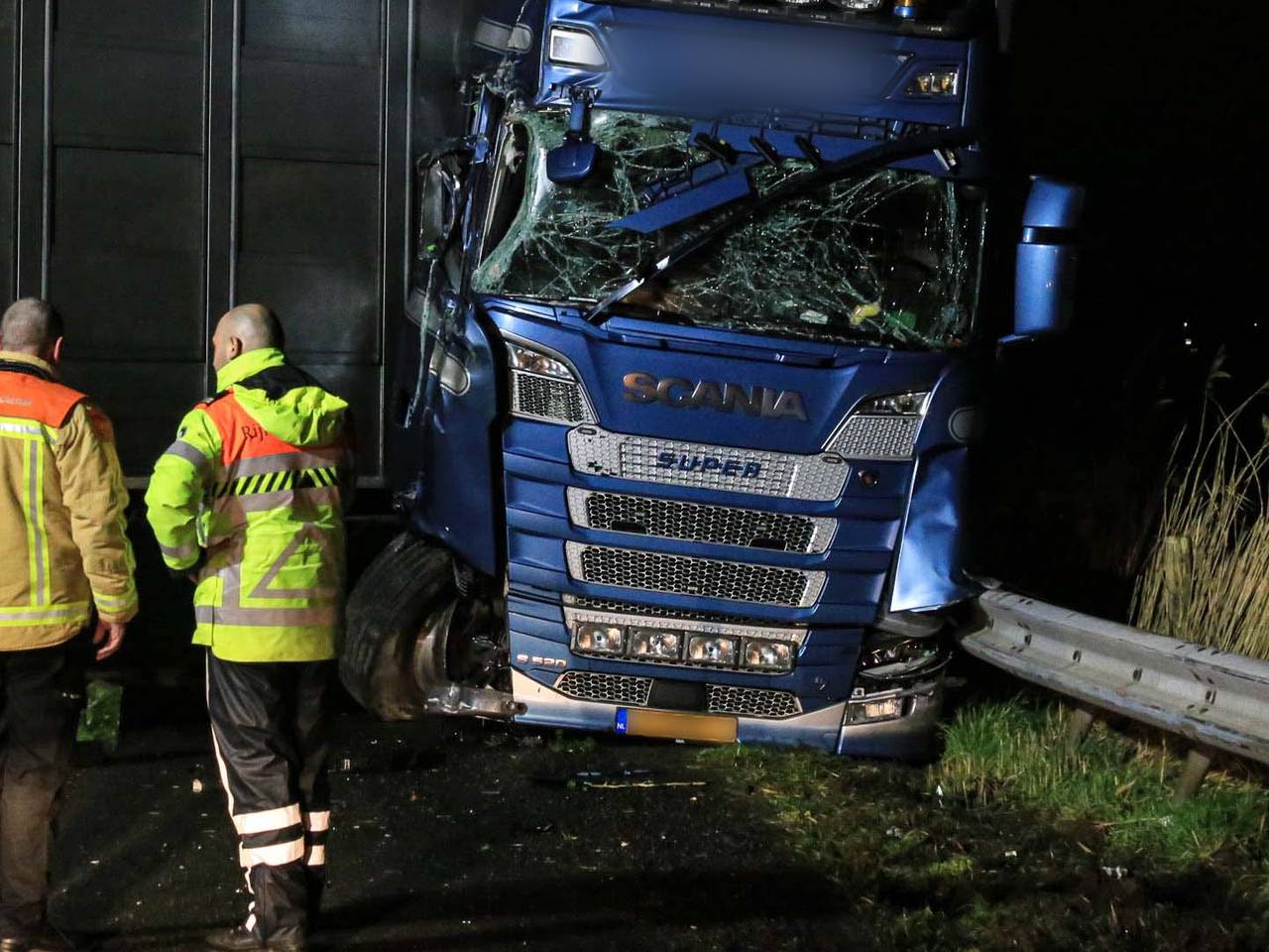 Vrachtwagenchauffeur ramt matrixbord langs A67