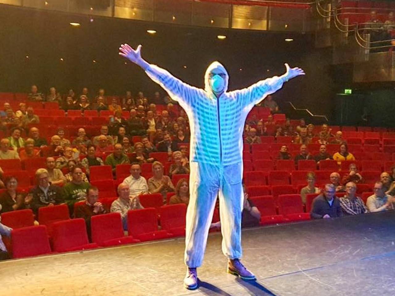 Mark van der Veerdonk voor een - op papier - uitverkochte zaal in Waalwijk (foto: Facebook Mark van de Veerdonk)