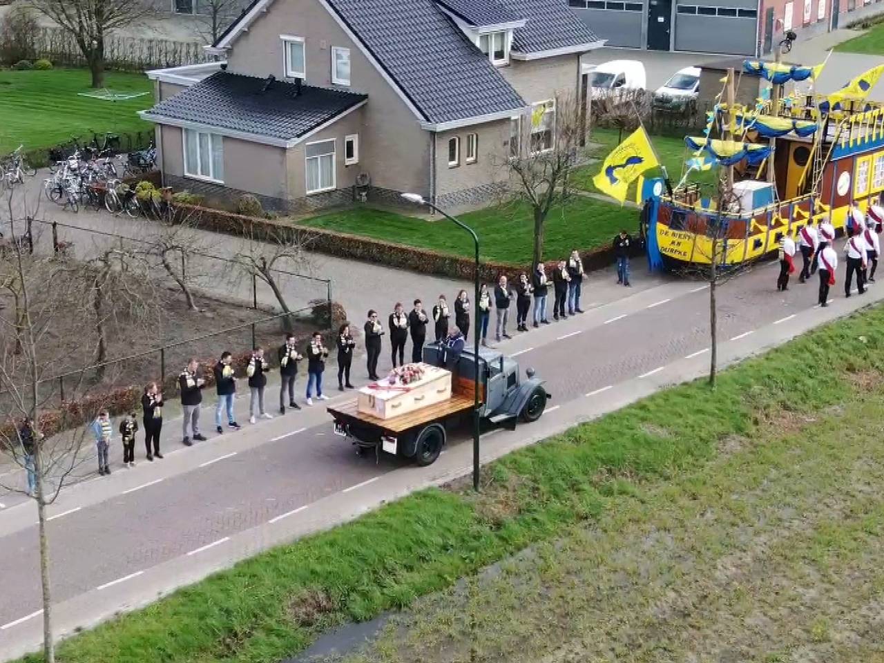 Indrukwekkende uitvaart vanwege corona: erehaag voor Paul