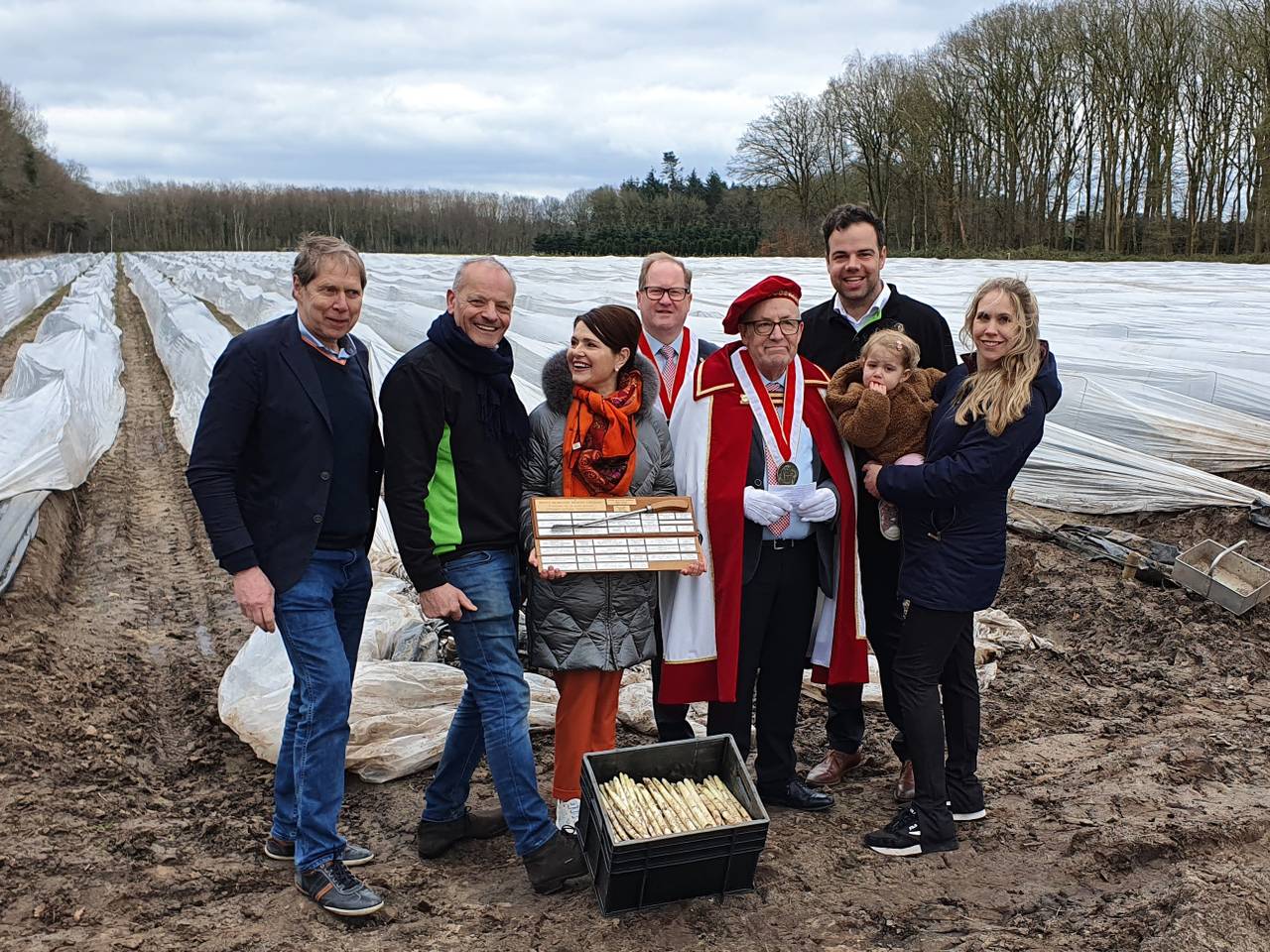 De eerste asperges van het seizoen zijn gestoken in Oirschot, onder andere door liefhebber Wim Daniëls.