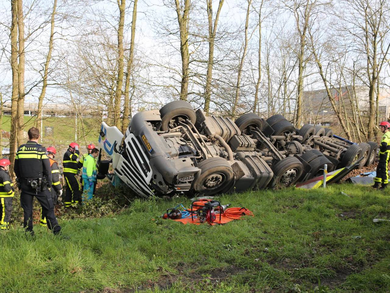 Beelden van de gekantelde vrachtwagen bij Roosendaal