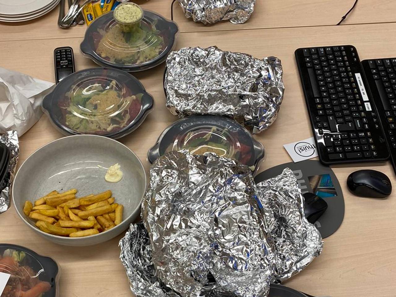 Restaurant Thuis! was zo aardig om personeel van het St. Anna Ziekenhuis in Geldrop zondag te verrassen met een diner op locatie. (Foto: Yori Strijbos)