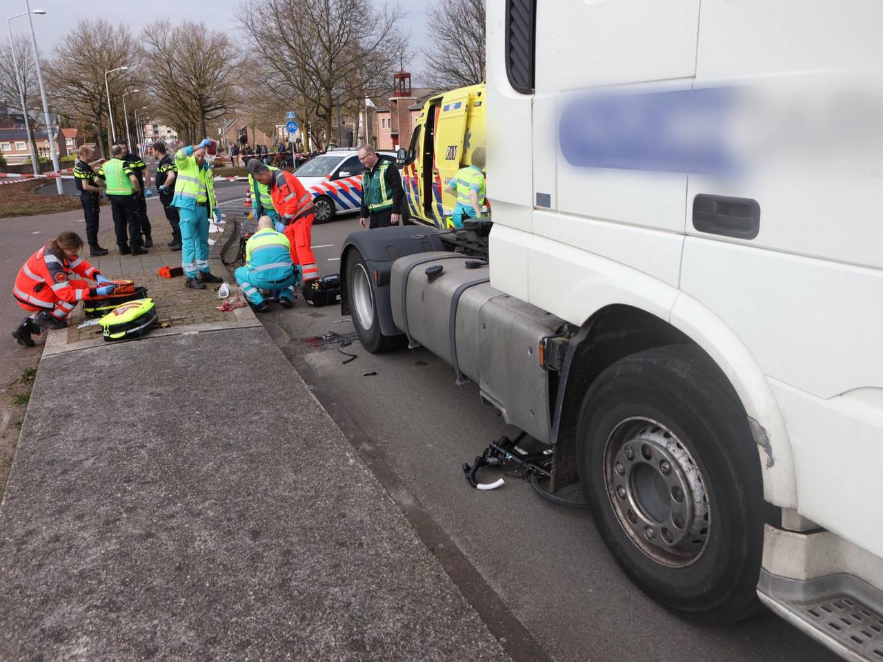 Fietser zwaargewond bij botsing met vrachtwagen in Best