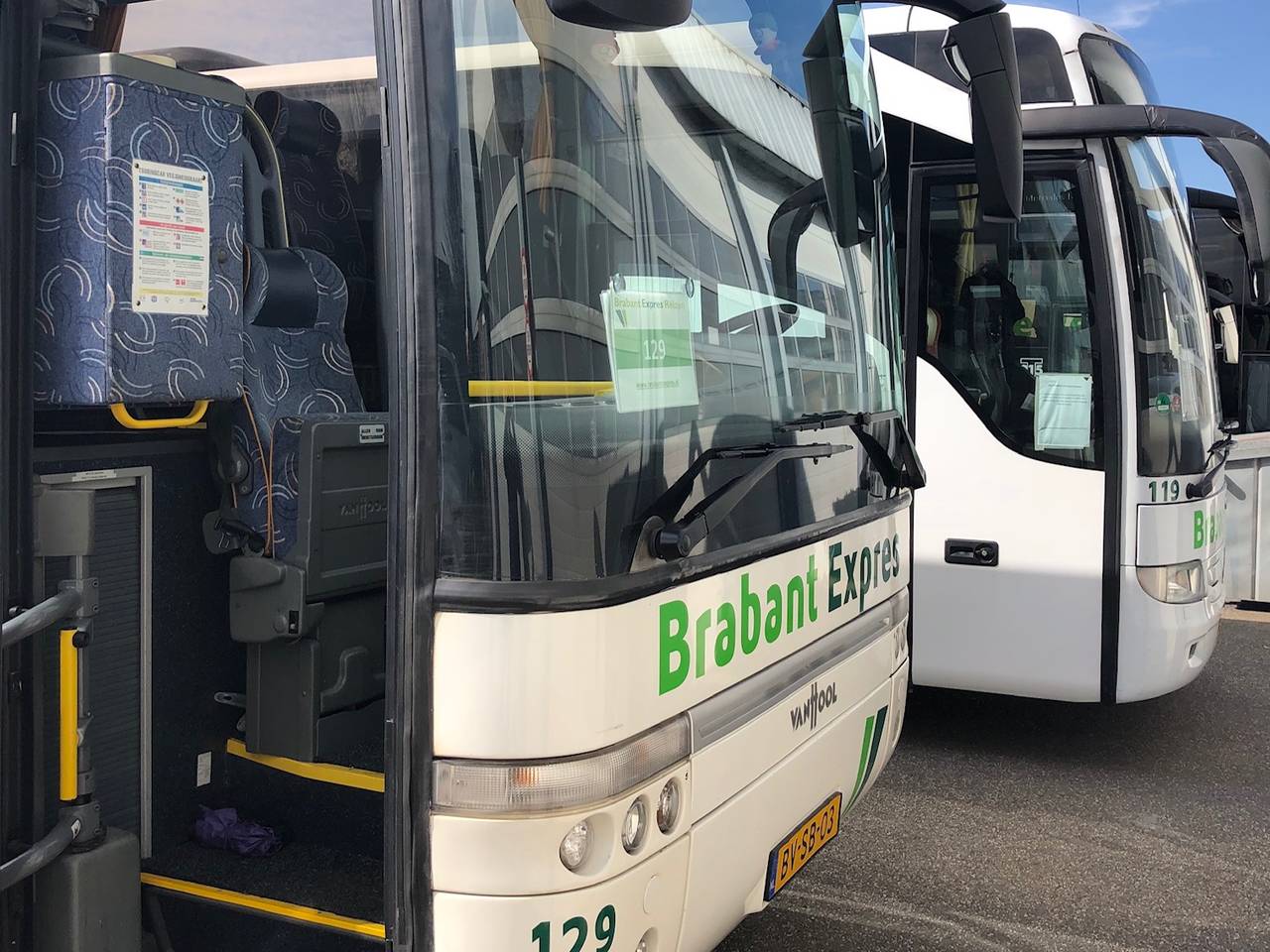 De hele vloot van het busbedrijf in Zevenbergen staat stil (Foto: Erik Peeters)
