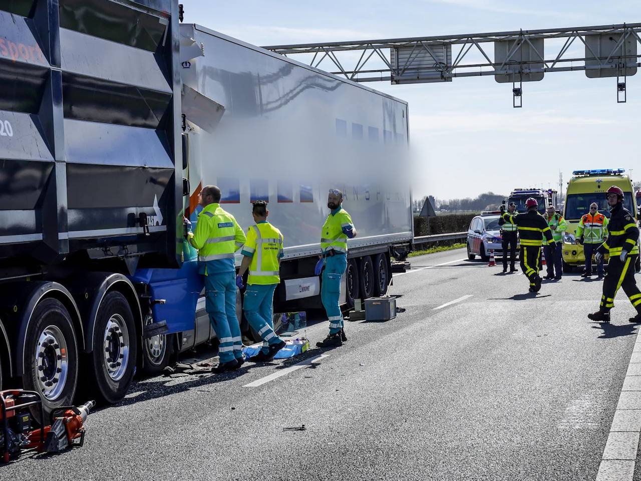 De twee vrachtwagens die bij de botsing op de A27 betrokken raakten (foto: SQ Vision/Marcel van Dorst).
