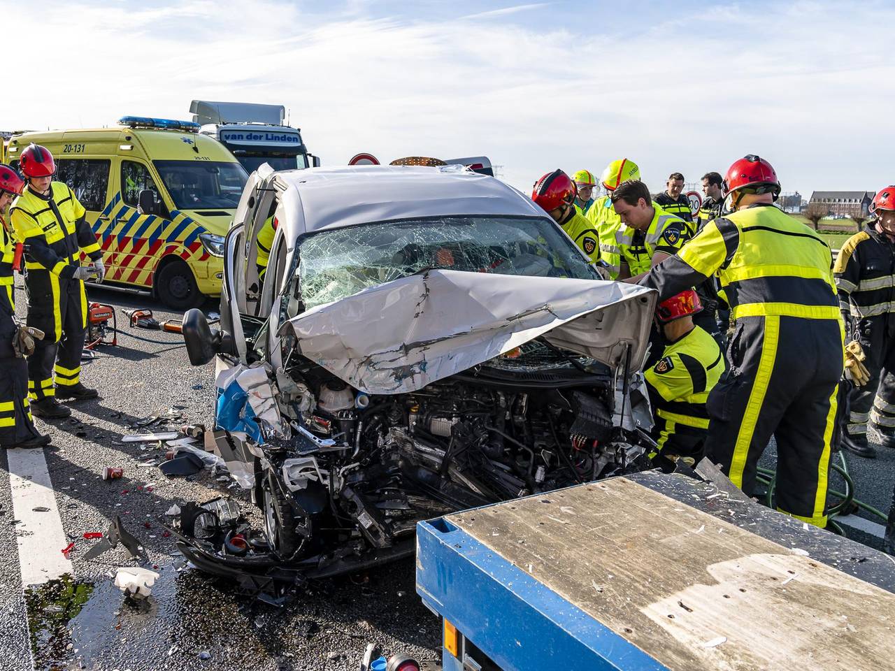 Van de auto die achterop een oplegger was gereden, is weinig over (foto: SQ Vision/Marcel van Dorst).