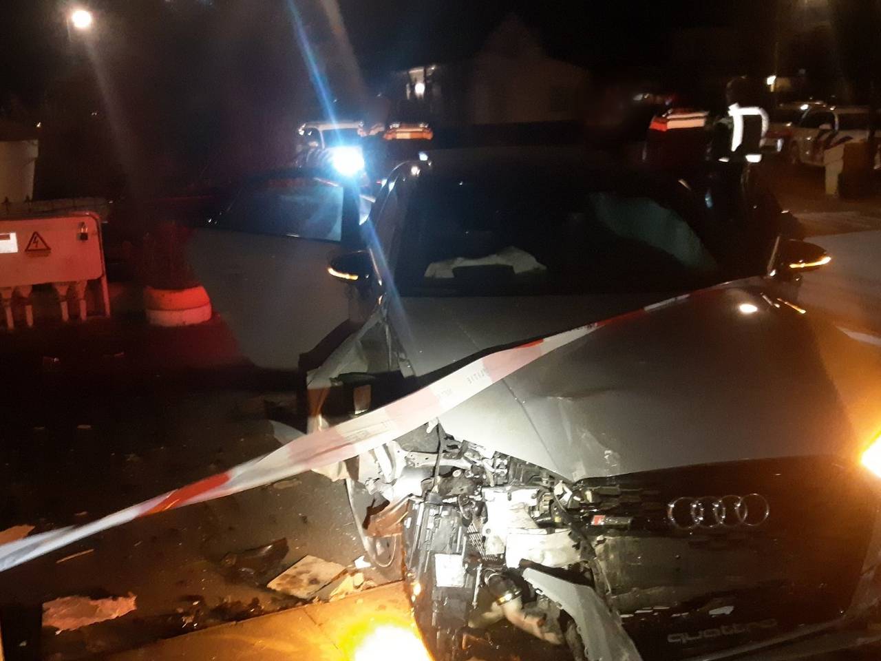 De auto crashte in Reeuwijk. (Foto: Twitter Team Verkeer Zeeland-West-Brabant)