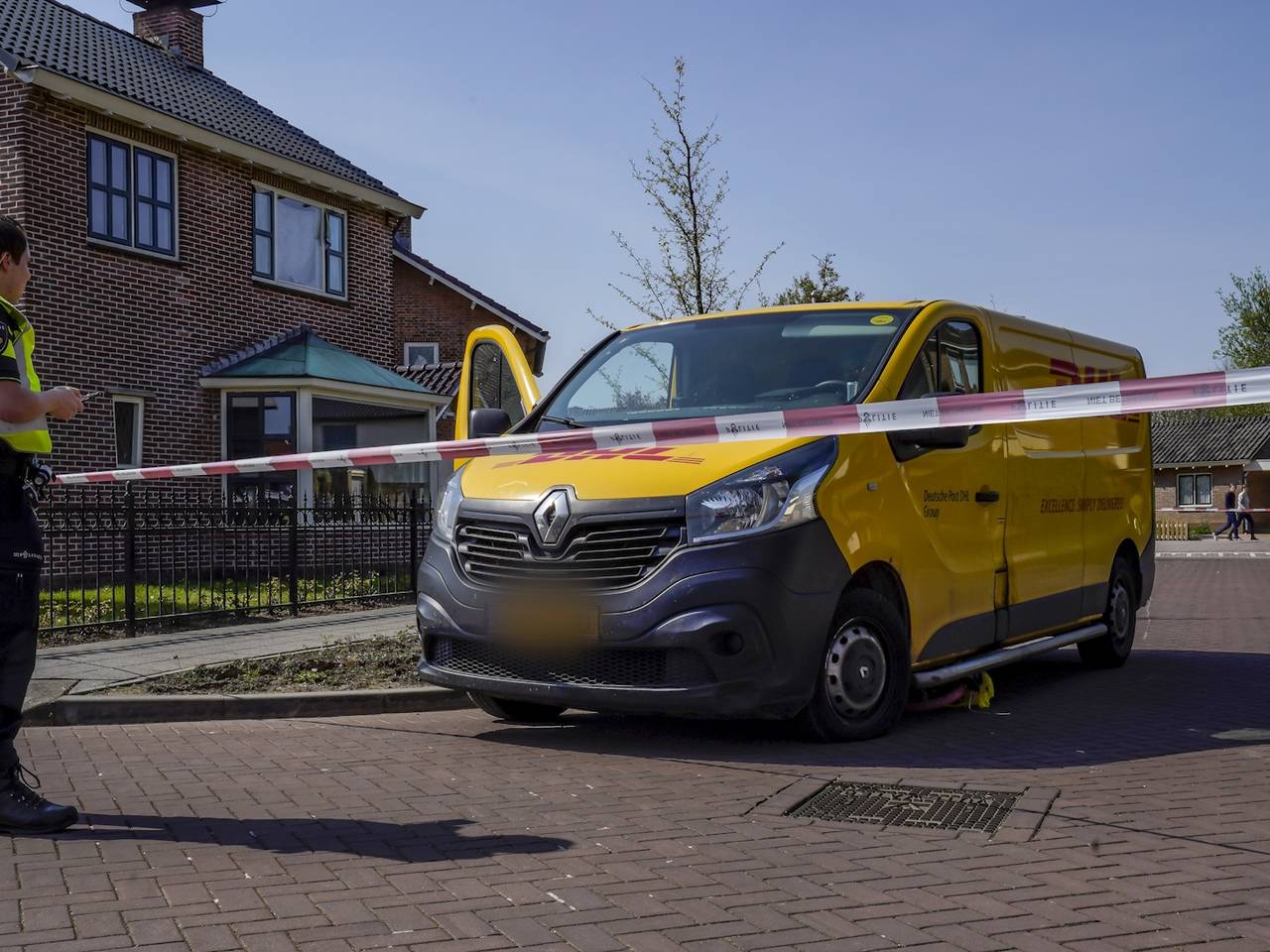 Het fietsje belandde onder de bestelbus. (Foto: Marcel van Dorst/SQ Vision Mediaprodukties)