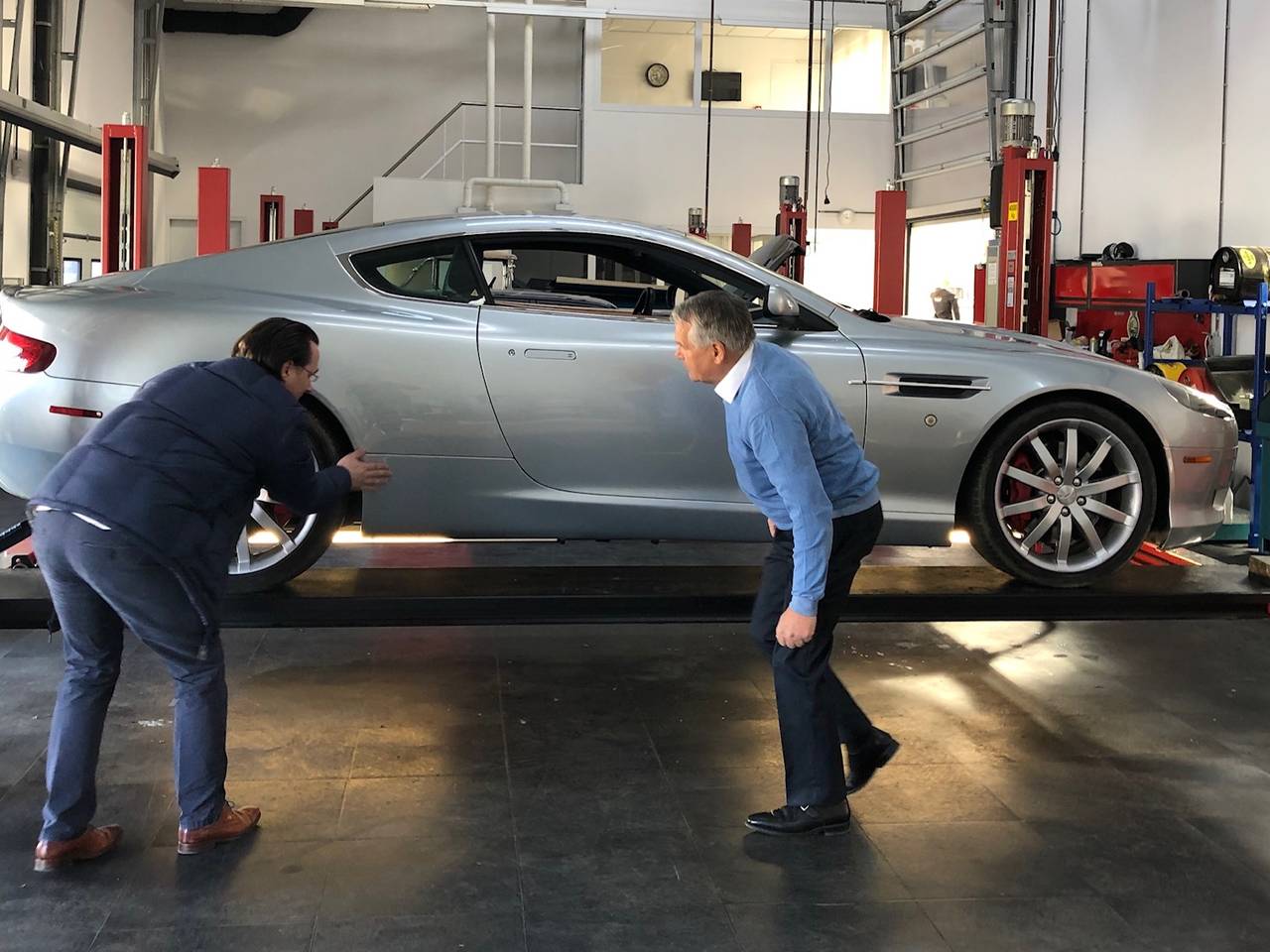 Renald en Anton van Dijke nemen de schade aan de James Bond wagen op.