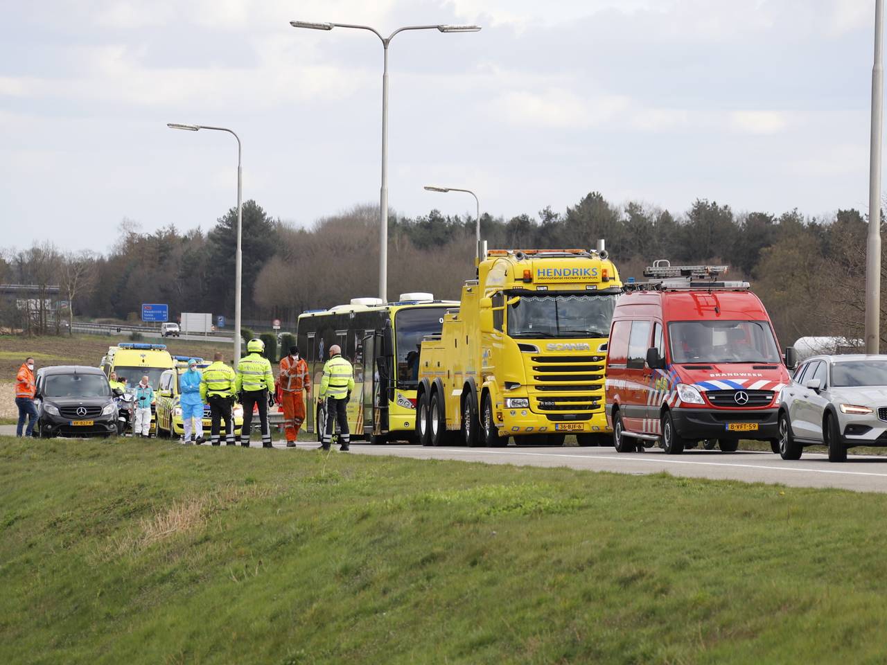 Coronapatiënten in bus op snelweg A73 gestrand