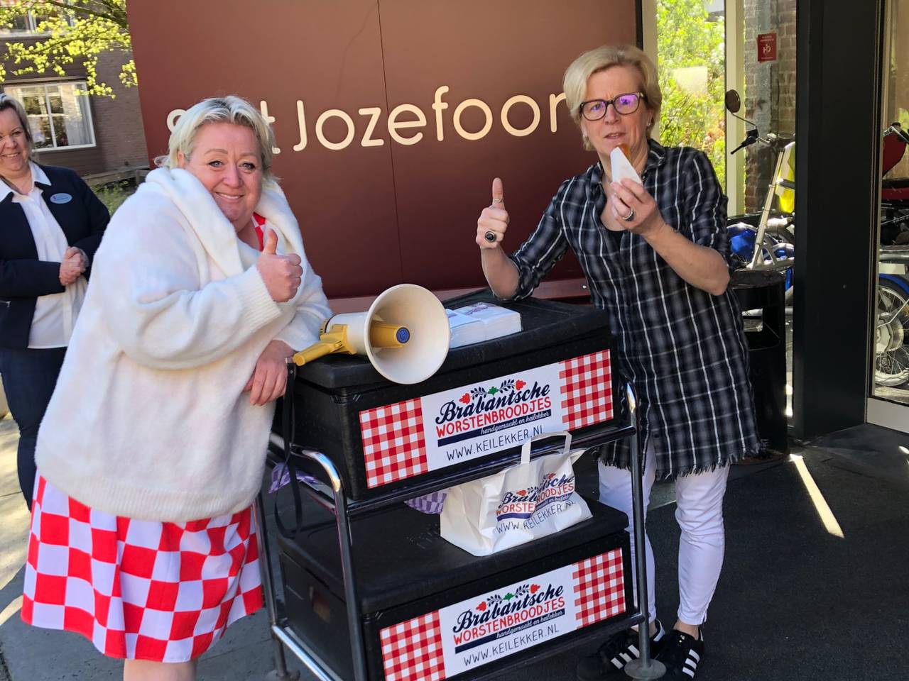 Betty brengt worstenbroodjes naar verzorgingstehuis