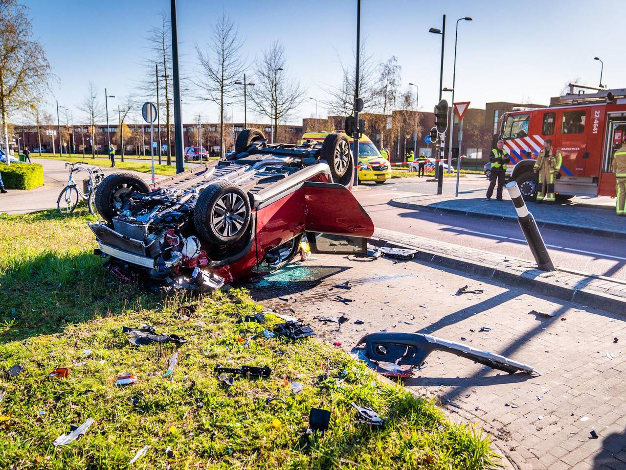 De totaal vernielde auto na het ongeluk (foto: SQ Vision/Sem van Rijssel).