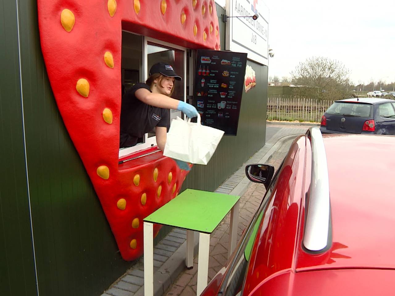 De aardbeien vliegen over de toonbank.