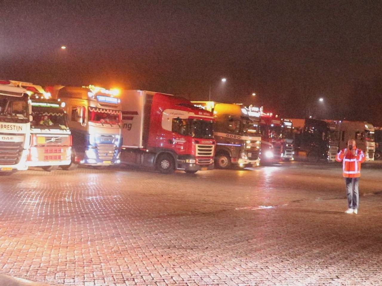 Toeterende chauffeurs op de parkeerplaats bij Den Bosch.