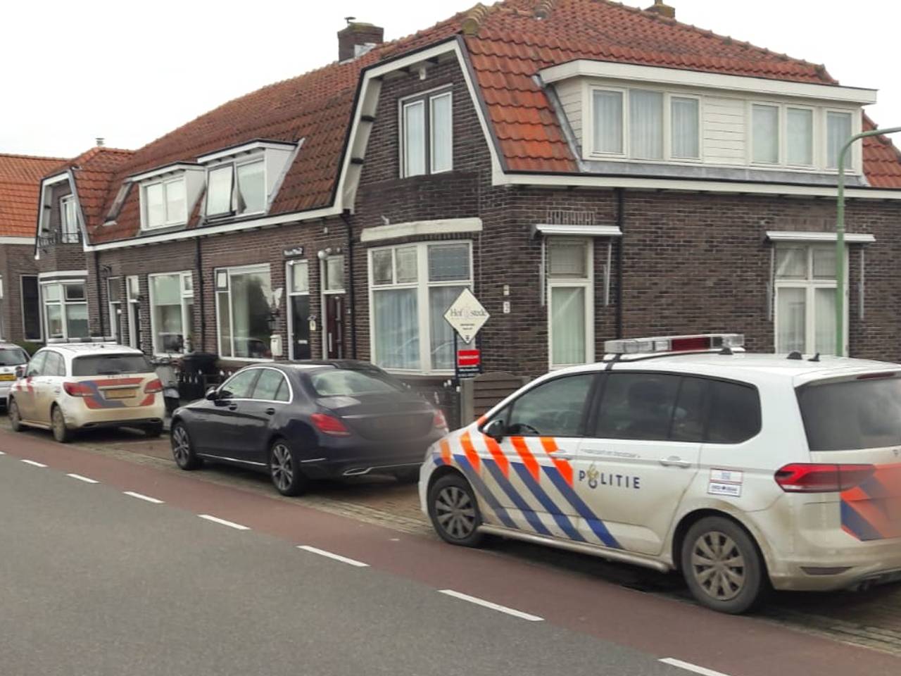 Veel politie op de Sasdijk in Werkendam.