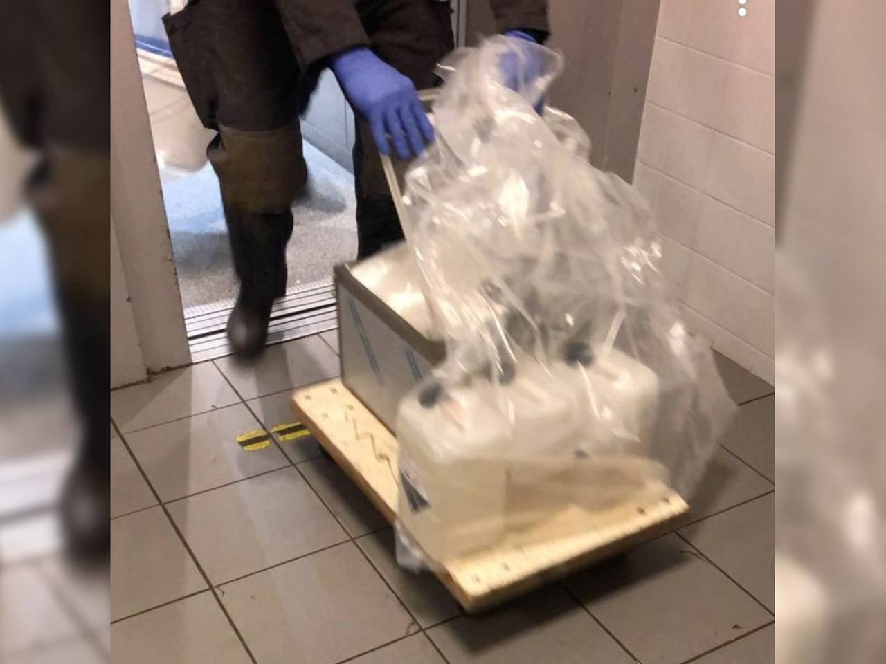 Politie voert spullen af uit het appartement.