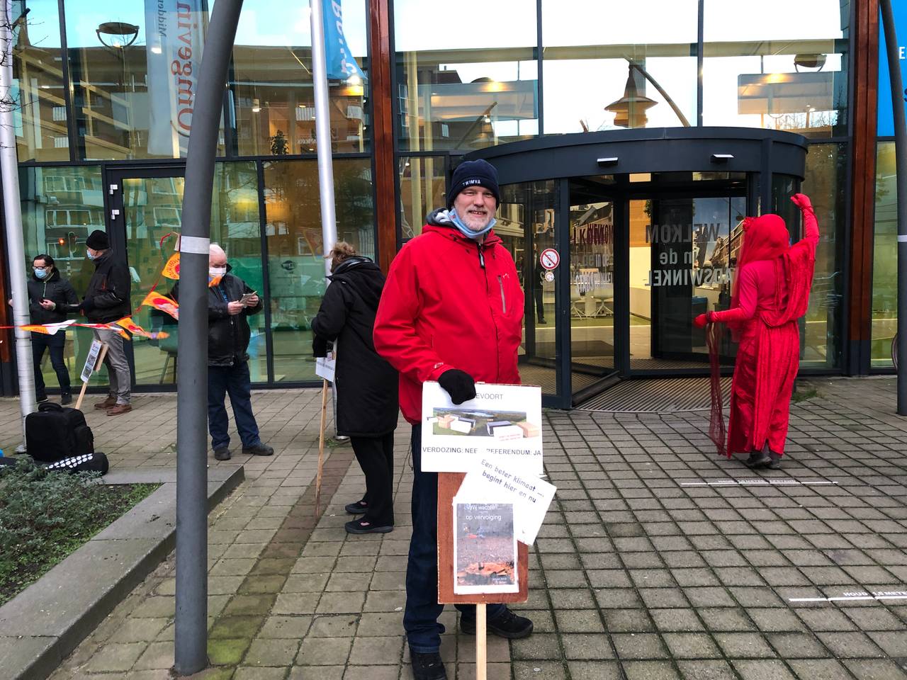 Actievoerder Marcel Horck protesteerde maandagochtend voor de vijftigste keer tegen industrieterrein Wijkevoort. (foto: Tom van den Oetelaar)