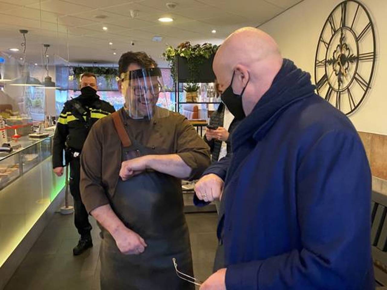 Grapperhaus geeft de eigenaar van De IJsbeer een elleboogje (foto: Omroep Brabant).