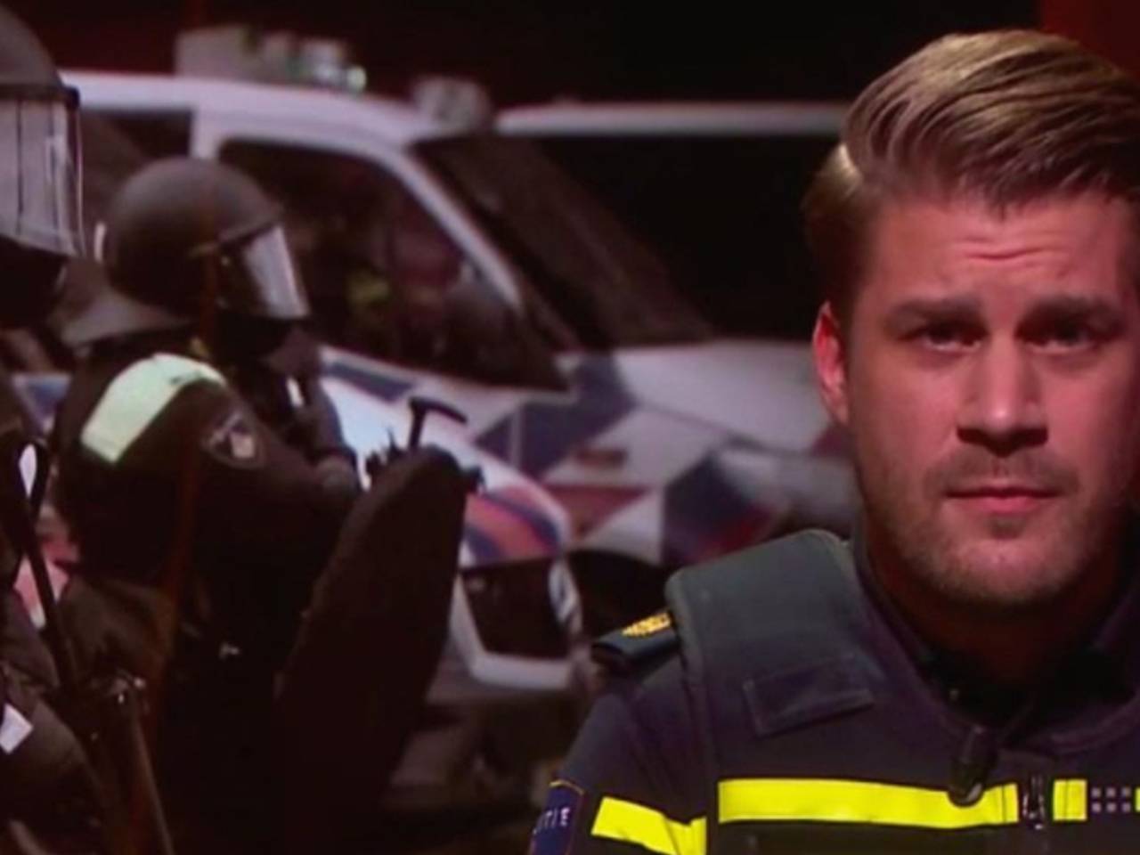 Maritio las een brief voor tijdens de talkshow (foto: Instagram/maritio_politie).