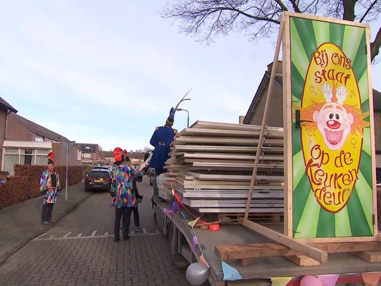 De deuren werden rondgebracht op een platte kar (foto: Omroep Brabant). 