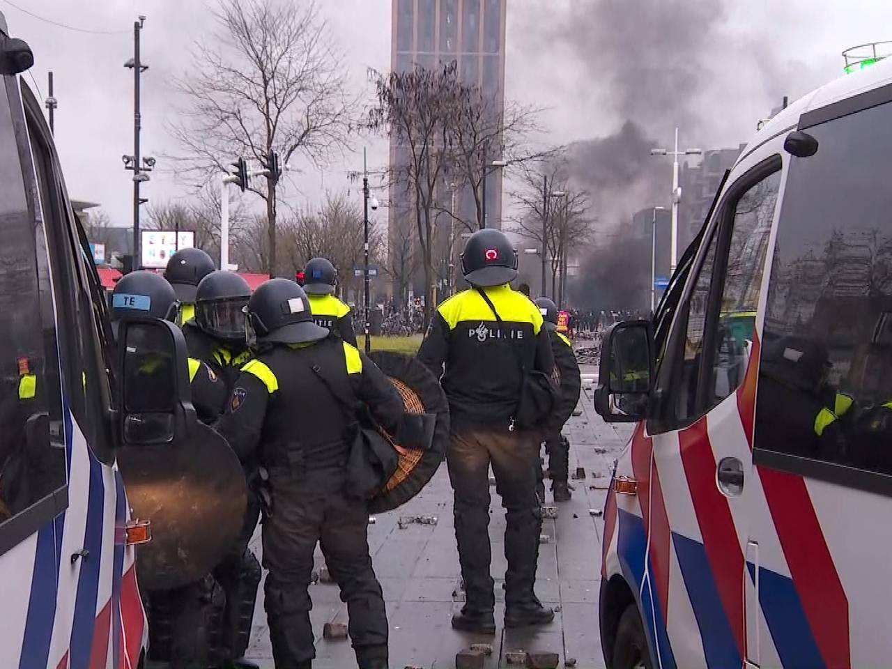 De politie in actie tijdens de rellen in Eindhoven