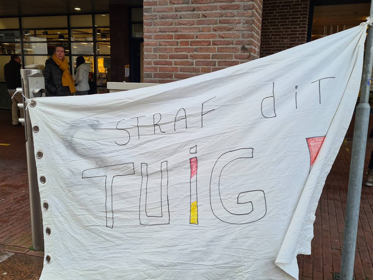 Opvallend spandoek bij de getroffen Jumbo (foto: Noël van Hooft).
