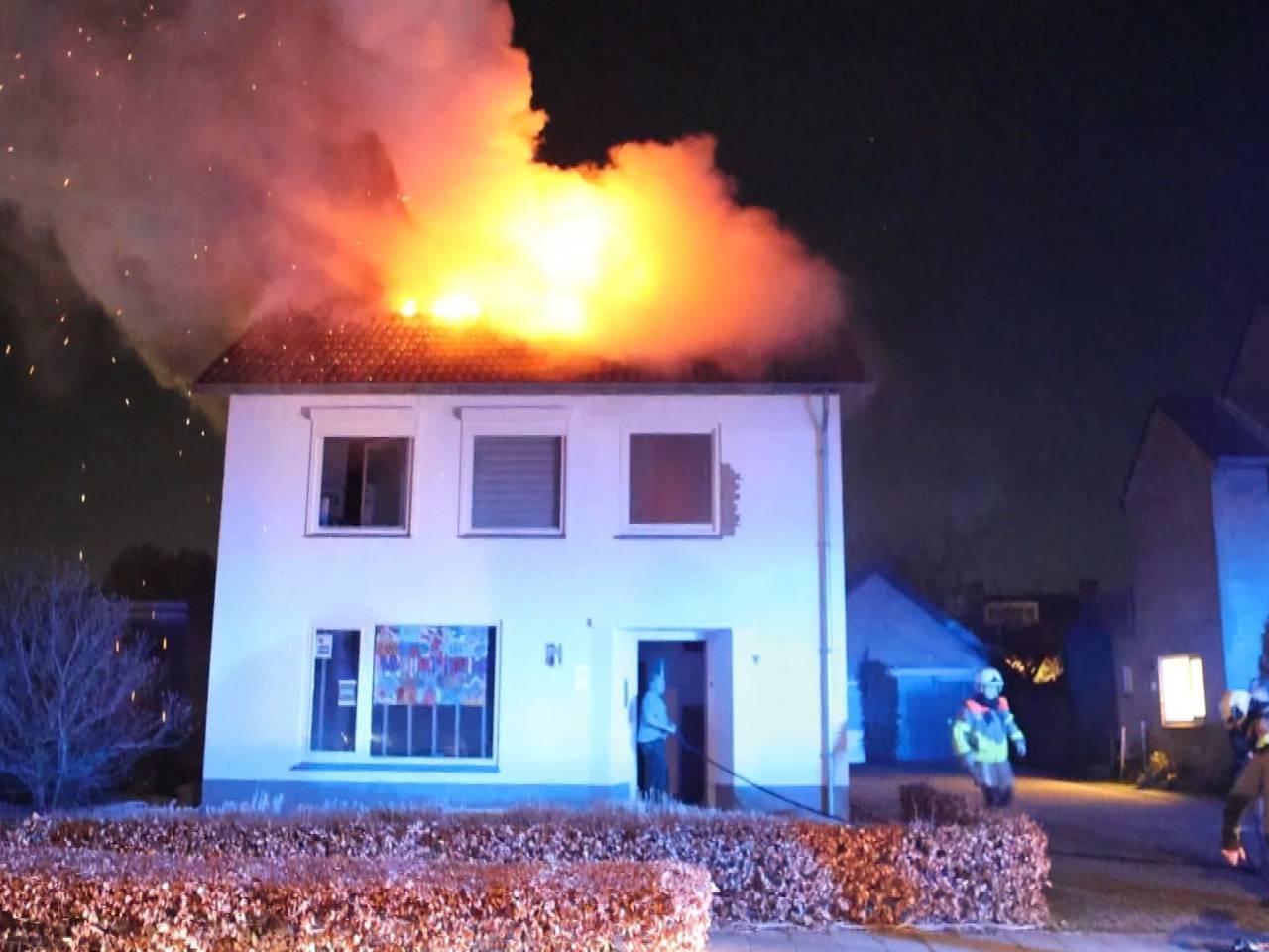 De zolder stond helemaal in lichterlaaie (foto Bart Meesters/SQVision)
