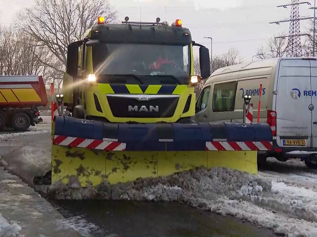 Met dit bakbeest maakt Rijkswaterstaat de ergste wegen schoon