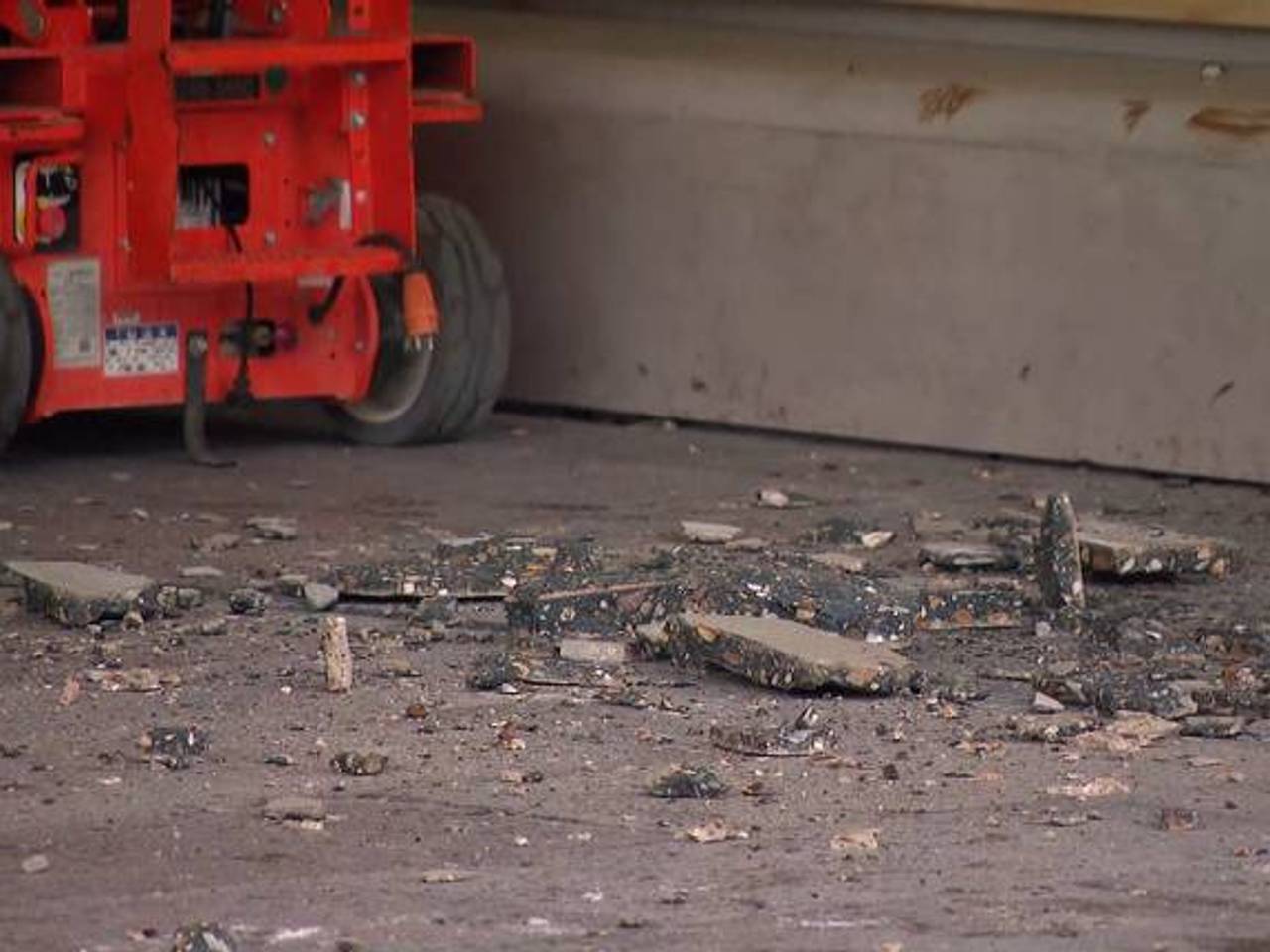 Er bleek een stuk beton naar beneden te zijn gevallen (foto: Omroep Brabant).