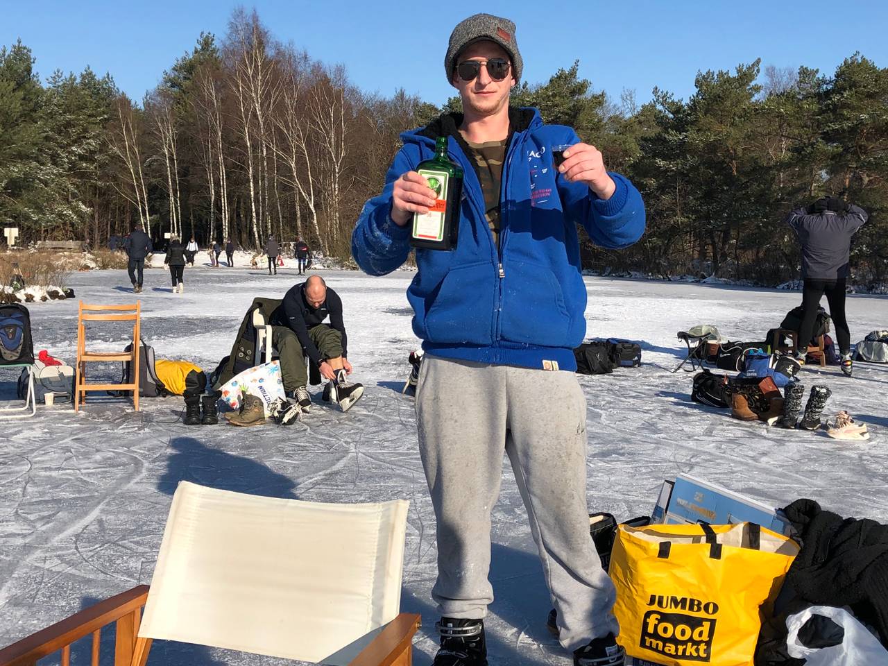 Vroege vogels schaatsen op De Flaes in Esbeek 