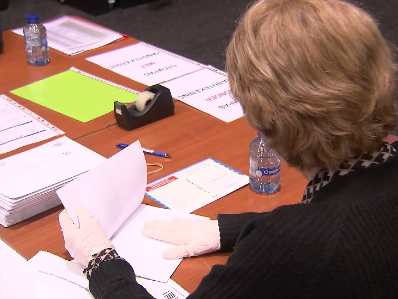 Briefstemmen tellen in Bernheze. 