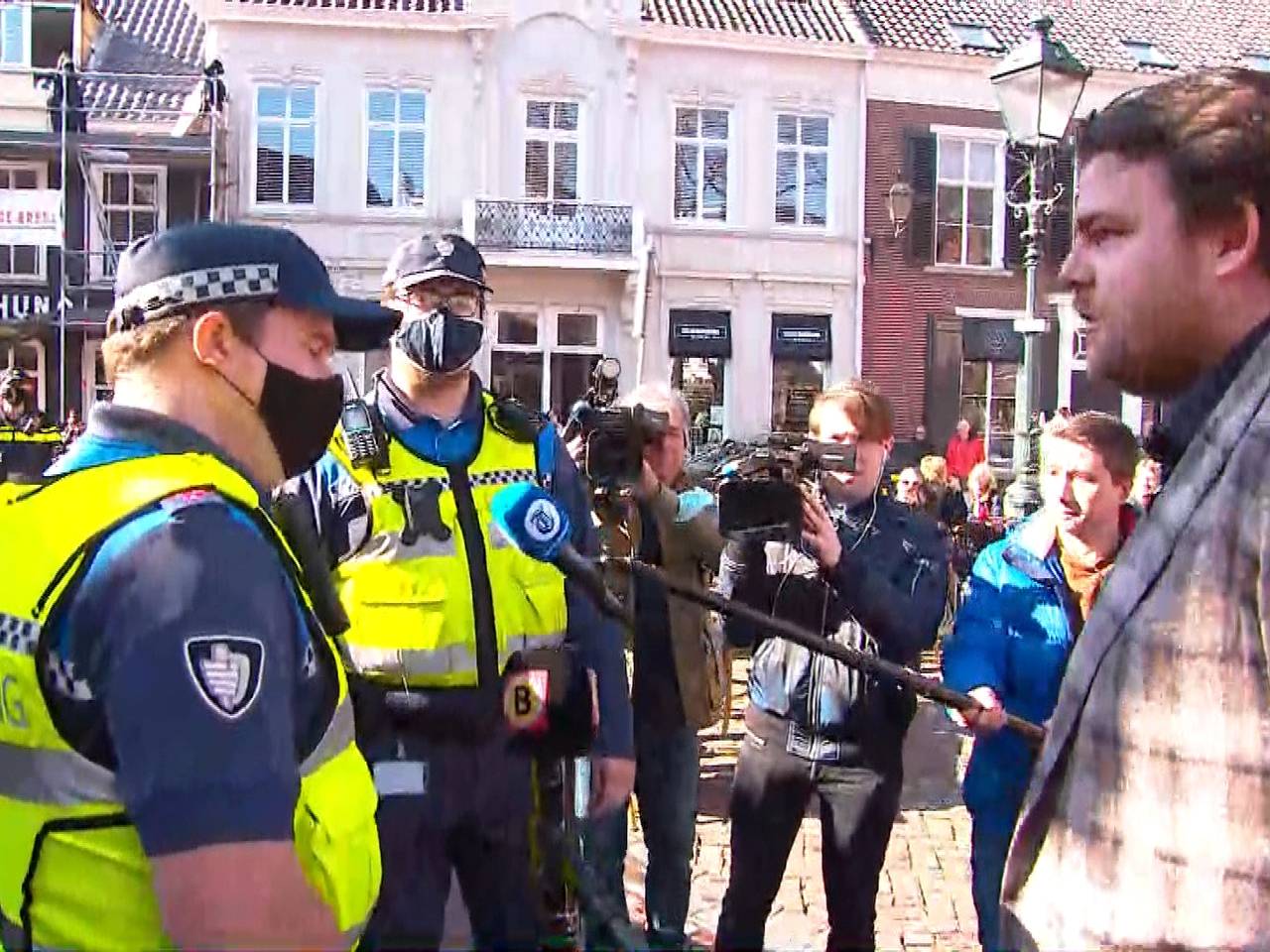 Johan de Vos in gesprek met twee boa's (foto: Omroep Brabant). 