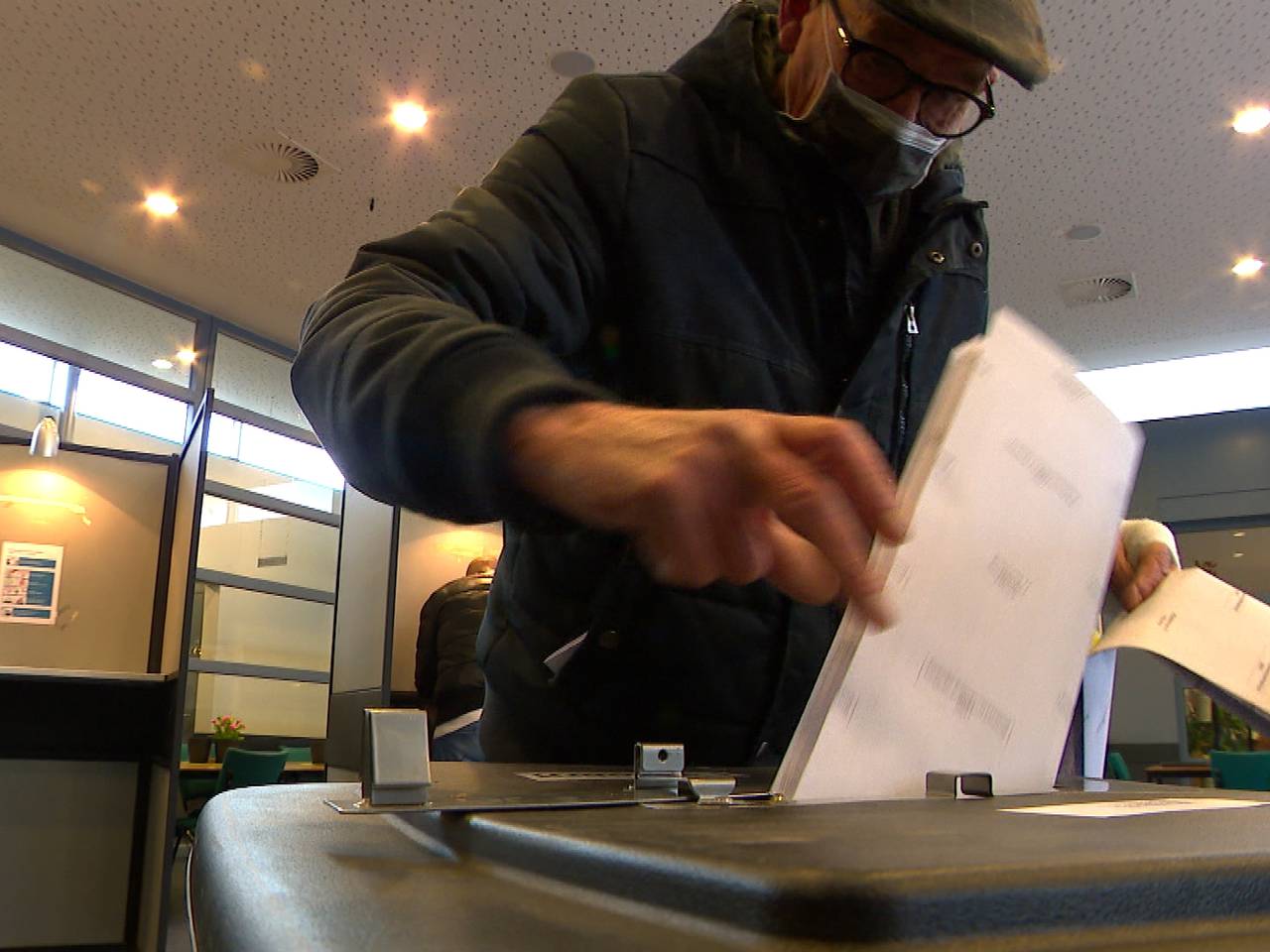 Een stembiljet gaat in de stembus.