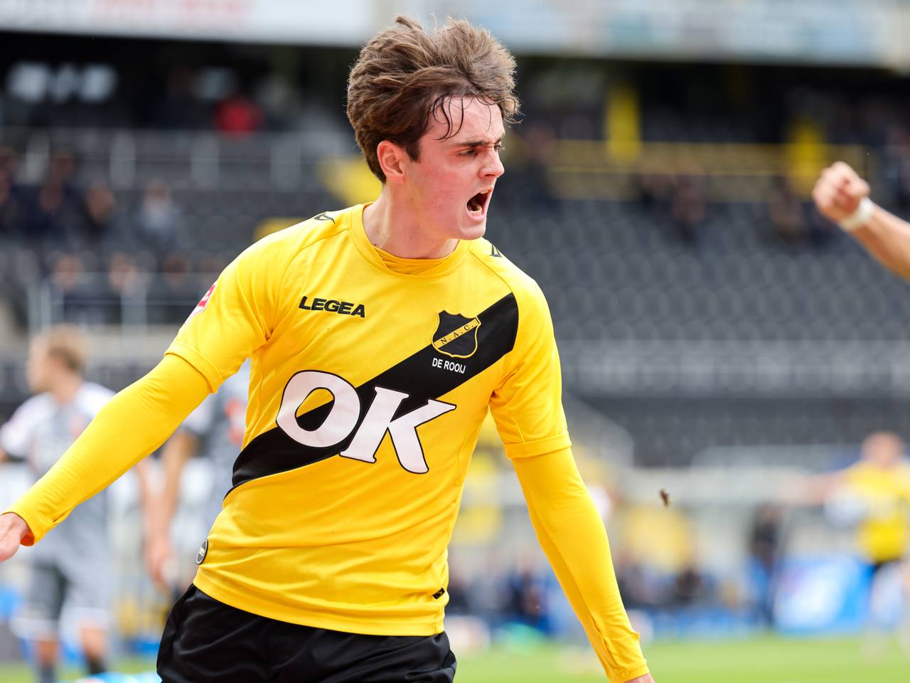 NAC-speler Kaj de Rooij na de winst op Volendam in play offs.