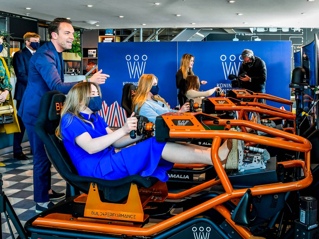 Prinsessen Ariane, Alexia en Amalia doen een E-Race onder toeziend oog van ex-coureur Robert Doornbos (foto: ANP).