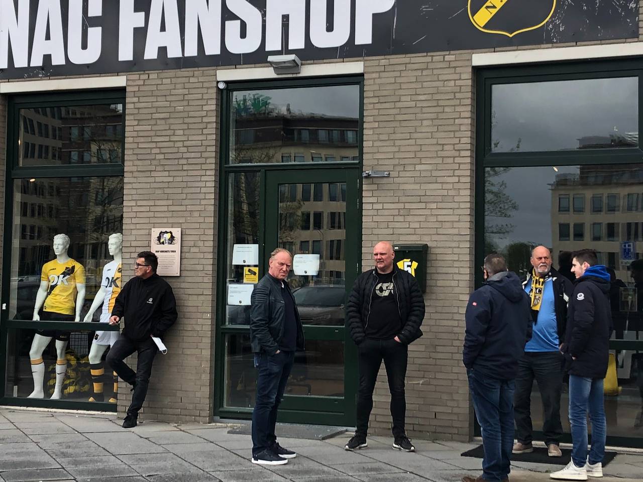 NAC-fans in de rij.