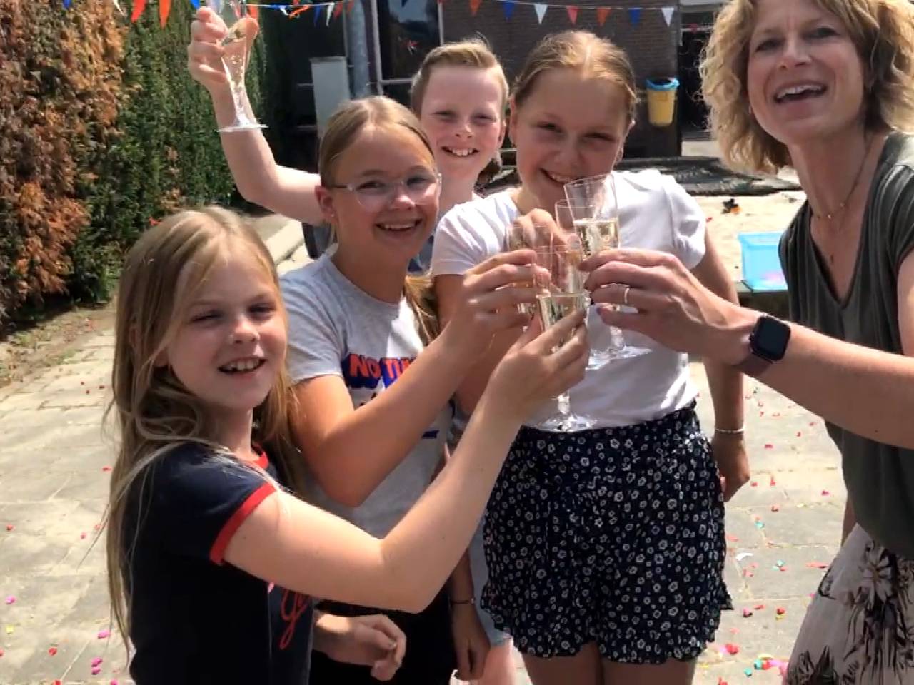 De scholieren kregen kinderchampagne om het goede nieuws te vieren.