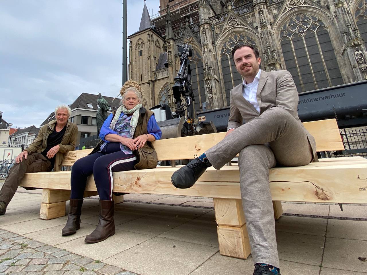 Mike van der Geld (r) samen met Jan Louvenberg en Leidi Haaijer op de nieuwe Kastanjebank (fofo: Jan Peels)