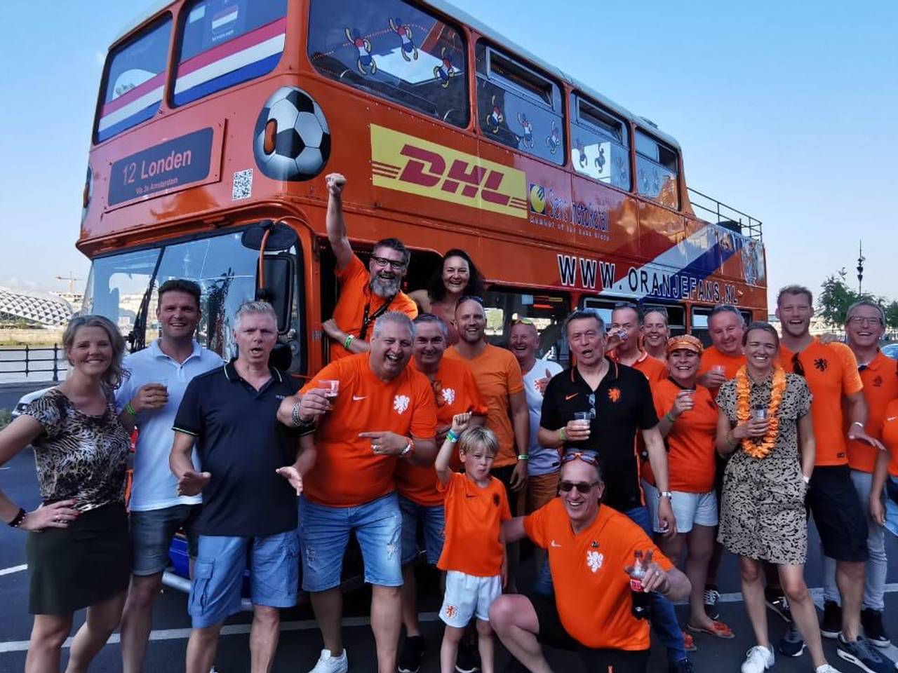 Oranjefans bij de bus (foto: Sjoerd van Fessem)