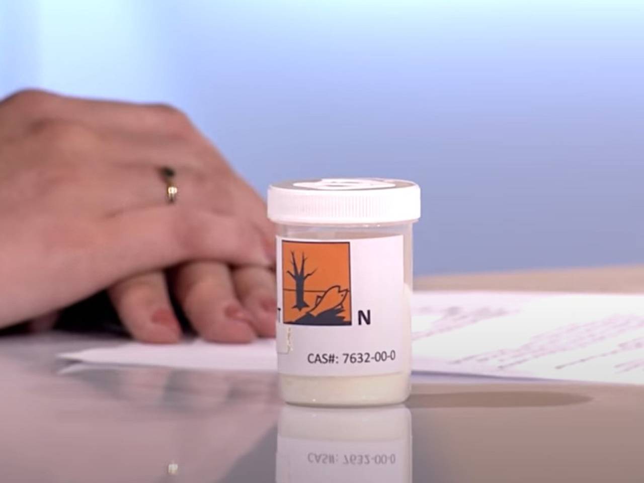 In 2018 kocht Omroep Brabant dit potje met zelfmoordpoeder. 