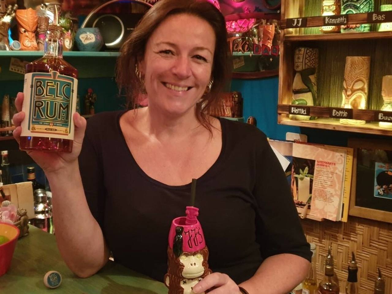 Joyce Janssens in haar eigen cocktailbar met haar eigen BelcRum.