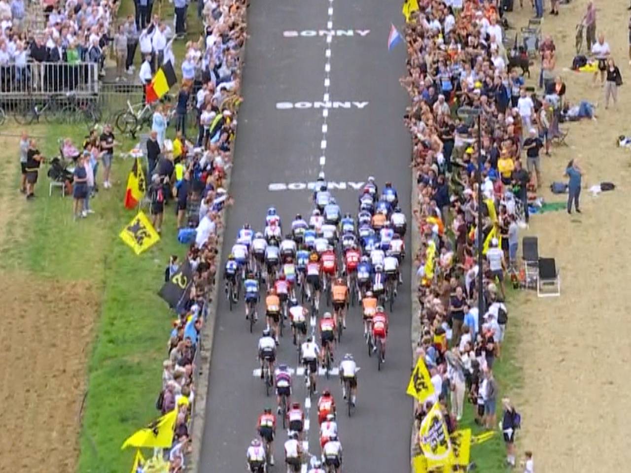 Van der Poel ook basketballer? Bijna-driepunter met bidon in kliko op WK