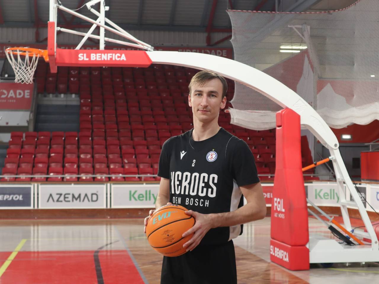 Boy van Vliet aanvoerder van Heroes in hal Benfica (foto: Kwin Dortmans)
