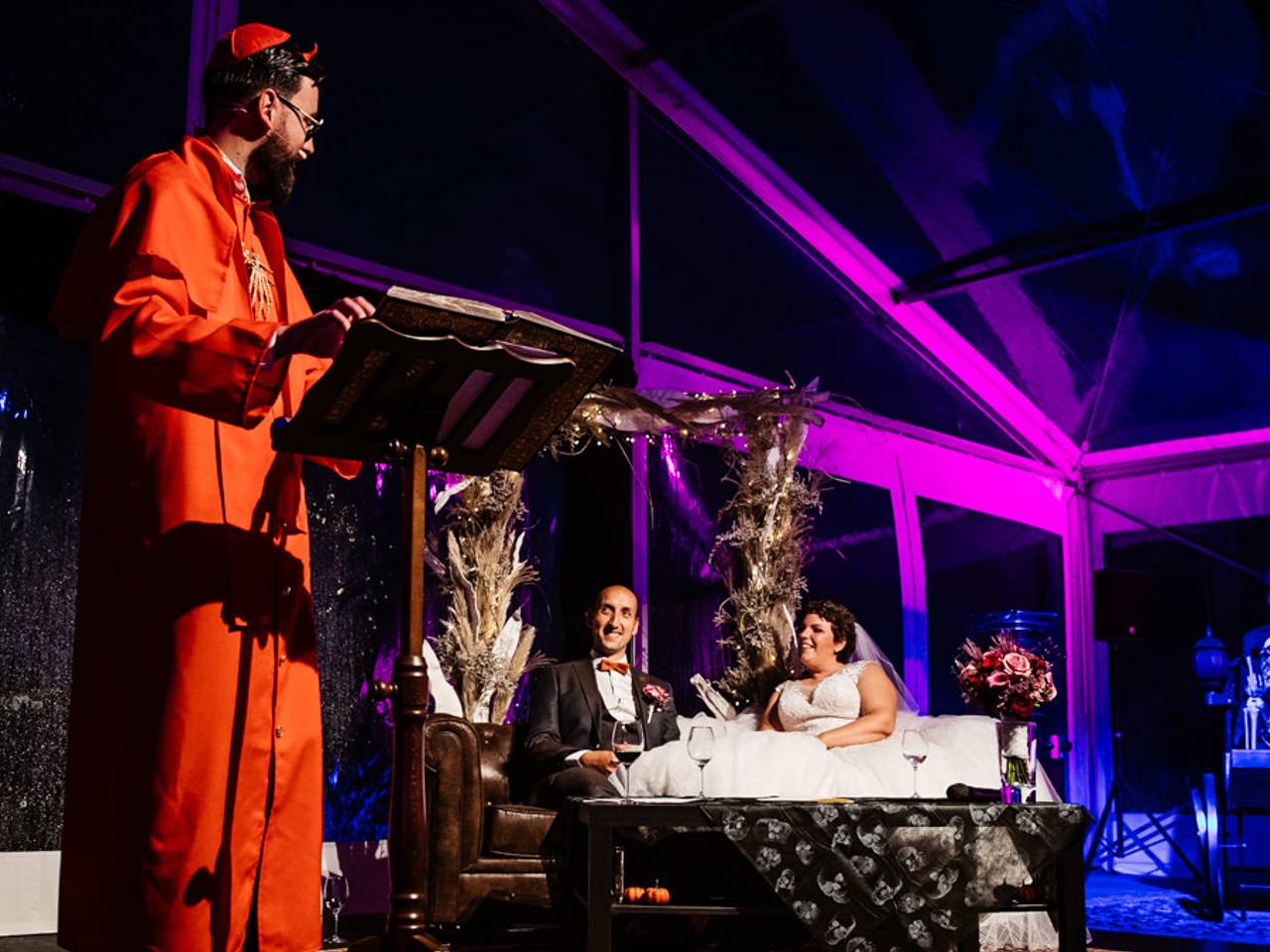 Zelfs de trouwambtenaar op de griezelbruiloft was verkleed als duiveltje. (Foto: Annoeska van de Vijfeiken)