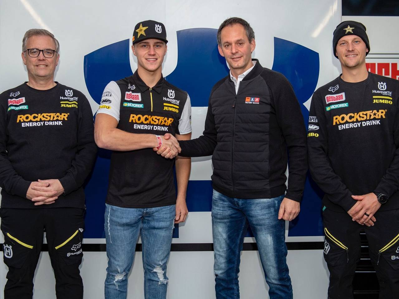 Motorcrosser Roan van de Moosdijk tekent nieuw contract.