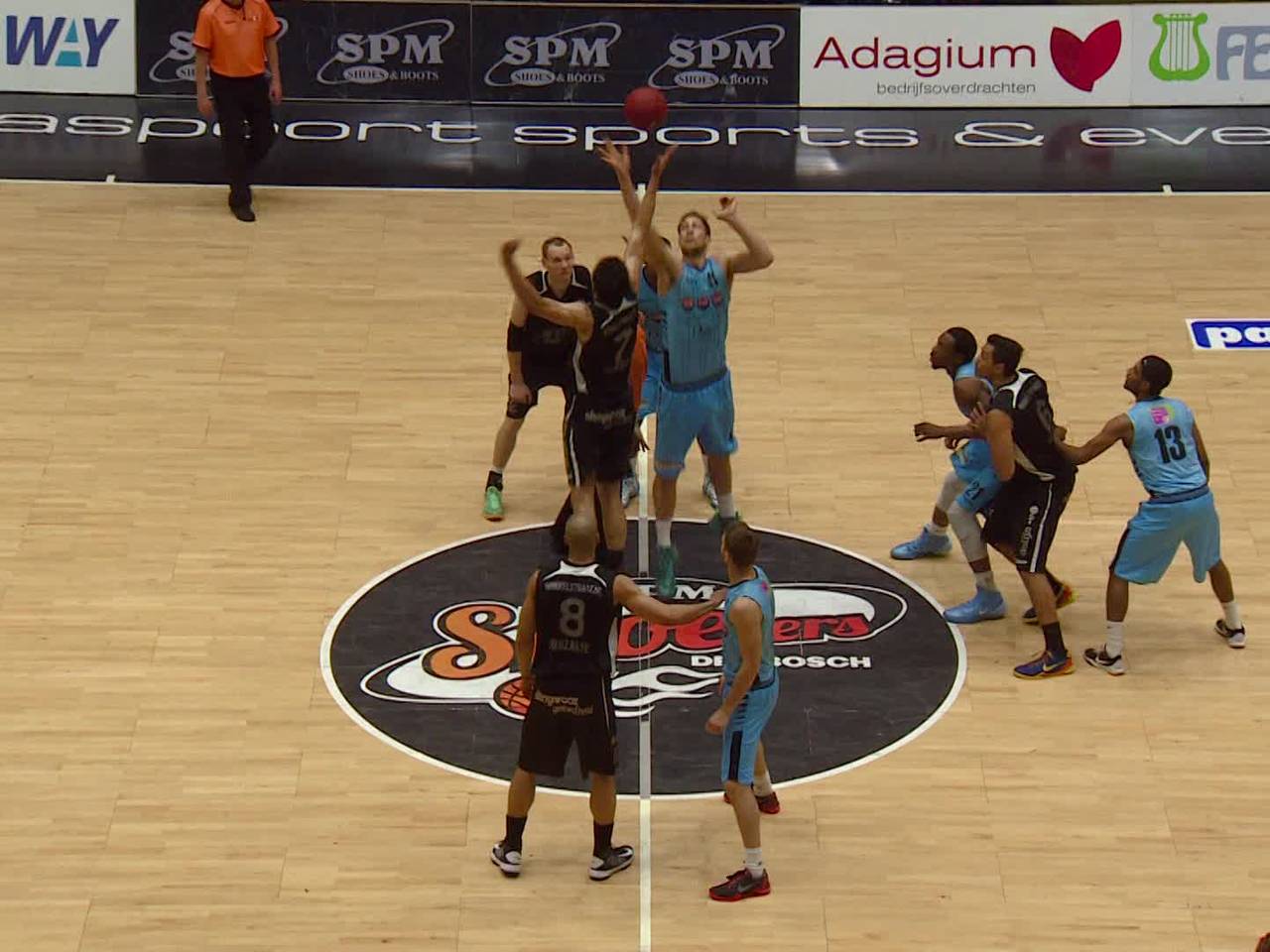 Basketballers SPM Shoeters Den Bosch uitstekend begonnen aan halve finale