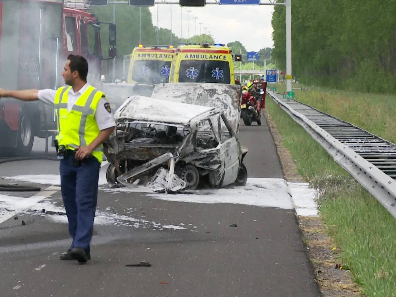 Twee doden bij autobrand en ongeluk op A2 bij Liempde, slachtoffers verbrand in auto