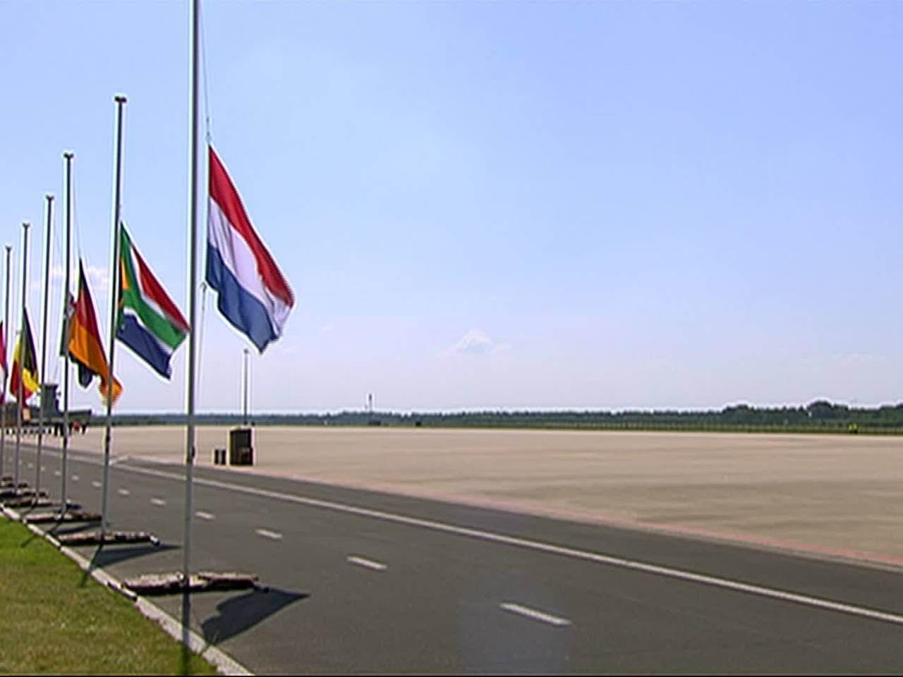 Indrukwekkende ceremonie op vliegbasis Eindhoven bij aankomst eerste vluchten met slachtoffers van vliegramp MH17 in Oekraïne