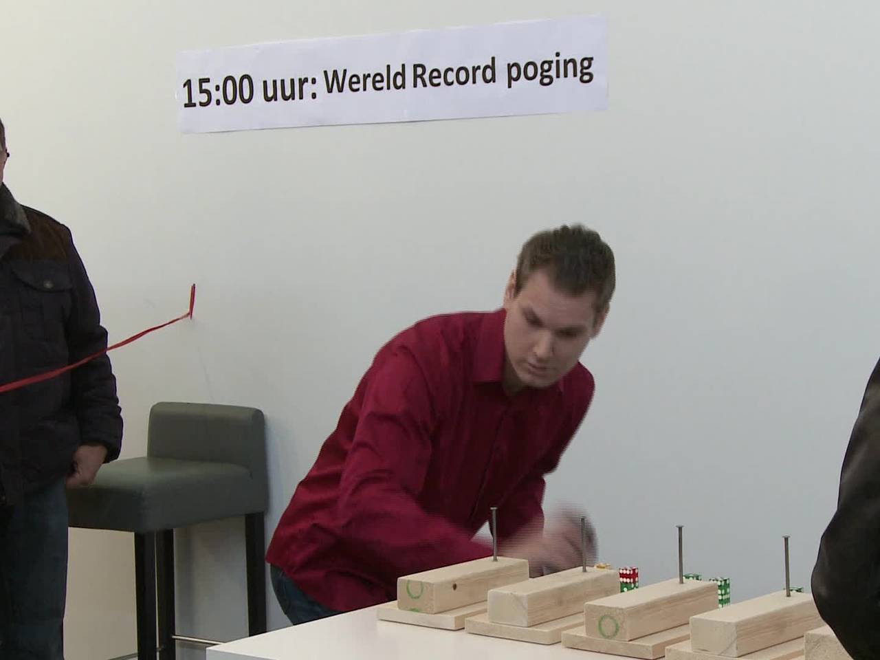 Goochelaar uit Etten-Leur pakt wereldrecord dobbelstenen stapelen